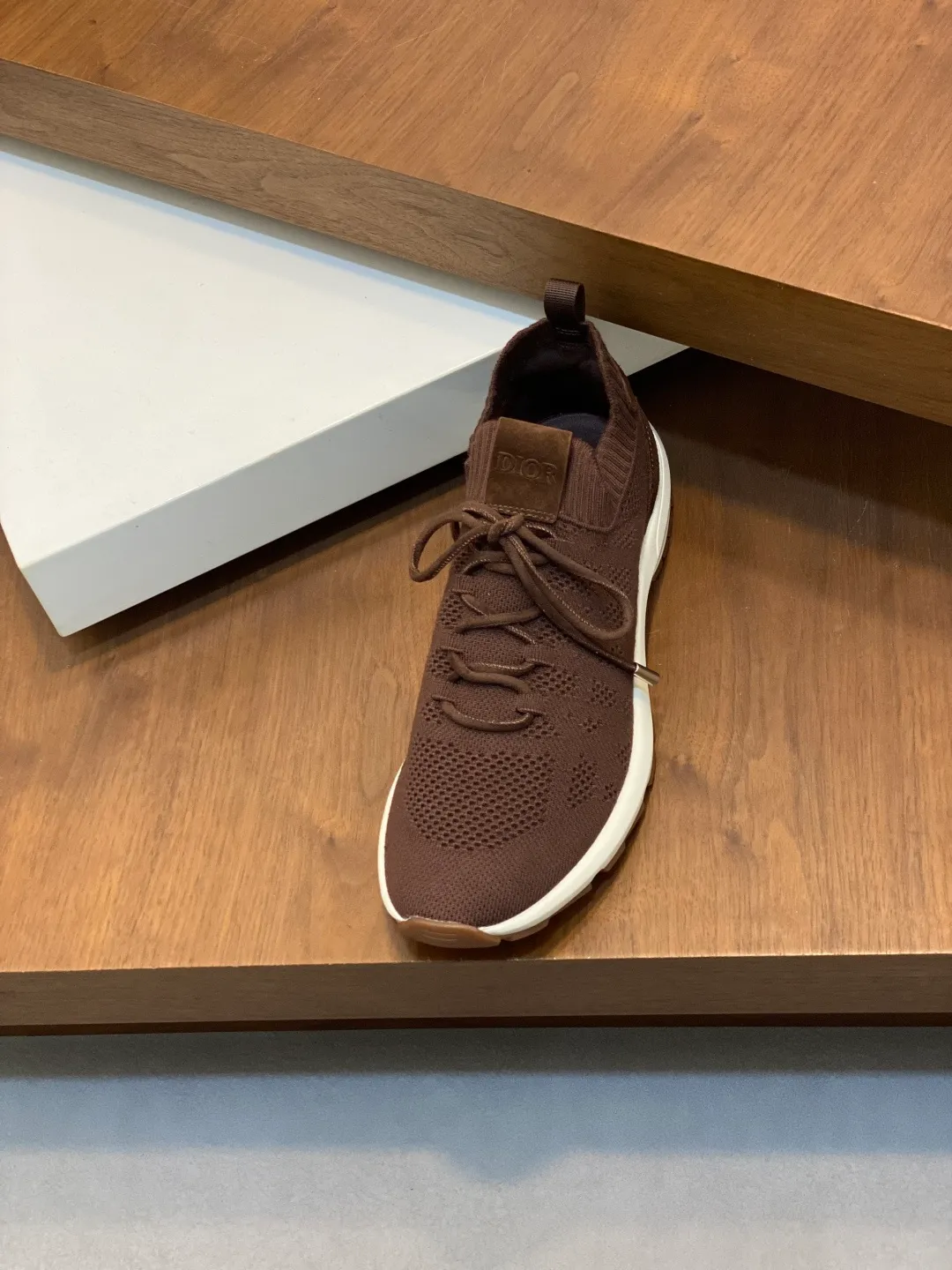 Ex-factory price: 580💰Dior’s latest men’s fashion sneakers. This item draws inspiration from retro jogging shoes. Featuring a thick, low-top design, it features a mesh fabric upper and an ultra-light rubber foam sole. The side is decorated with an embossed "Di~r" logo. Code number: 39-44 (order 38, 45, 46)